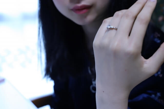 指輪を付けた女性