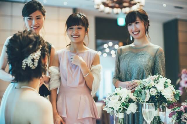 談笑する新婦と友人