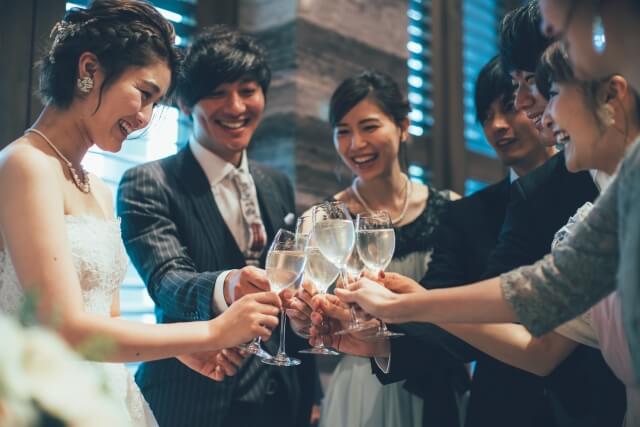 結婚式で乾杯をするゲスト