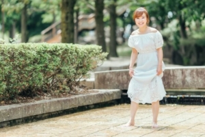 水辺 フリル 女性
