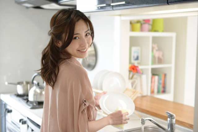 食器洗いをする女性