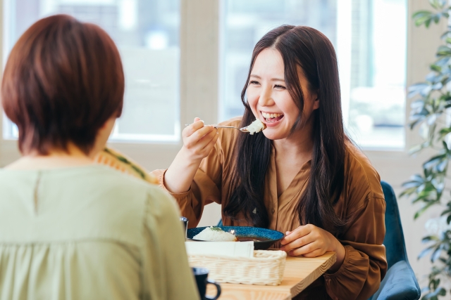 食事をする女性